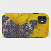 黄色い花の上の蝶 Case-Mate iPhoneケース (裏面(横))