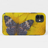 黄色い花の上の蝶 Case-Mate iPhoneケース (裏面(横))