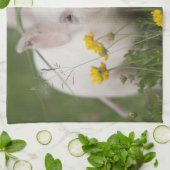 黄色い花の分野のかわいく白いコブタ キッチンタオル (折り畳み)