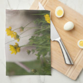 黄色い花の分野のかわいく白いコブタ キッチンタオル (四つ折り)
