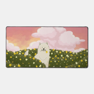 黄色い花の咲く野原のサモエド犬 (ピンク) デスクマット