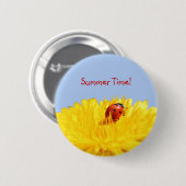 黄色い花の夏期のてんとう虫 缶バッジ (正面&裏面)