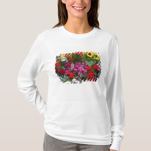黄色い花の庭の杭柵と Tシャツ (正面)