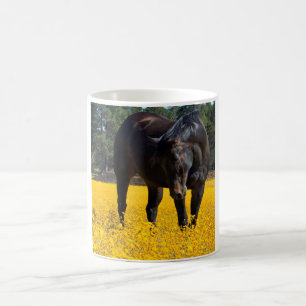 黄色い花の畑に入った木馬 コーヒーマグカップ