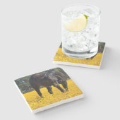 黄色い花の畑に入った木馬 ストーンコースター (横)