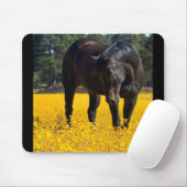 黄色い花の畑に入った木馬 マウスパッド (マウス)