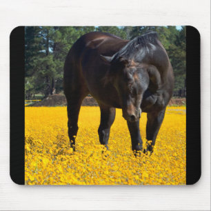 黄色い花の畑に入った木馬 マウスパッド