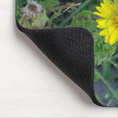 黄色い花の緑のバッタ マウスパッド (コーナー)