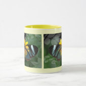 黄色い花の蝶が付いているマグ マグカップ (中央)