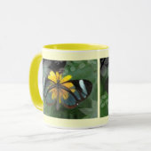 黄色い花の蝶が付いているマグ マグカップ (正面左)