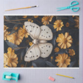 黄色い花の間で休んでいる白い蛾 薄葉紙 (クラフト)