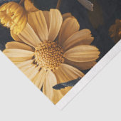 黄色い花の間で休んでいる白い蛾 薄葉紙 (詳細)