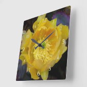 黄色い花をつける紫のとげのあるナシサボテン スクエア壁時計 (傾斜)