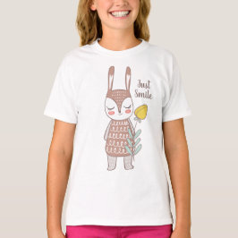 黄色い花を持つかわいいウサギ Tシャツ