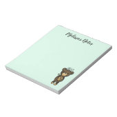 黄色い花を持つかわいい茶色のクマ ノートパッド (回転)