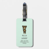 黄色い花を持つかわいい茶色のクマ ラゲッジタグ (裏面縦)