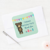 黄色い花を持つ漫画の茶色の熊のパーティー 感謝してい スクエアシール (封筒)