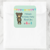 黄色い花を持つ漫画の茶色の熊のパーティー 感謝してい スクエアシール (バッグ)