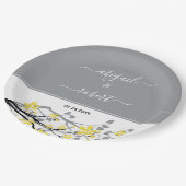 黄色い花を持つ灰色の枝、イニシャル結婚ズ ペーパープレート (アングル)