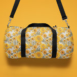 黄色い花フェイク刺繍花柄 ダッフルバッグ<br><div class="desc">黄色の花フェイク刺繍花柄ダフバッグは刺繍黄色の花エレガント柄を特徴とすフェイクる。家族や友カスタム人のための素晴らしい贈り物のためにあなたのモノグラム、名前または文字を追加する。Evco Studio www.zazzle.com/store/evcostudioによって作成</div>