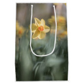 黄色い花水仙の自然写真 ミディアムペーパーバッグ (裏面)
