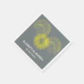 黄色い花火、木炭BGの一流のモノグラム スタンダードカクテルナプキン (角)