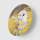 黄色い花畑のバームフクロウ ラウンド壁時計 (傾斜)