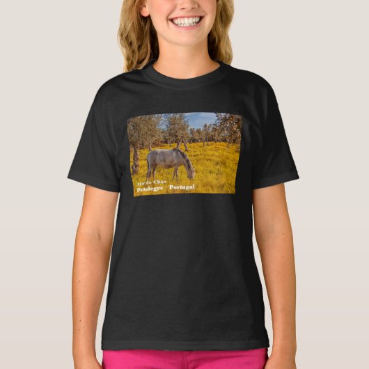 黄色い花草地で馬が放牧 Tシャツ (正面)