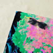 黄色い葉のピンクのあじさい園 ビーチタオル (インサイチュ)