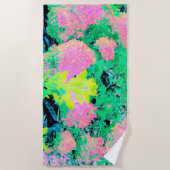 黄色い葉のピンクのあじさい園 ビーチタオル (正面)