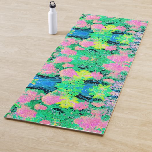 黄色い葉のピンクのあじさい園 ヨガマット (インサイチュ)