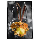 黄色い蝶の蘭の花 ミディアムペーパーバッグ (正面)