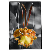 黄色い蝶の蘭の花 ミディアムペーパーバッグ (裏面)