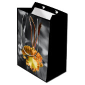 黄色い蝶の蘭の花 ミディアムペーパーバッグ (裏面アングル)