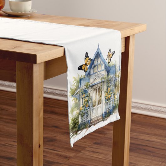 黄色い蝶を持つ青い白いコテージ ロングテーブルランナー (インサイチュ)