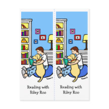 黄色い読ラブラドールブックマークを持つ男の子Roo