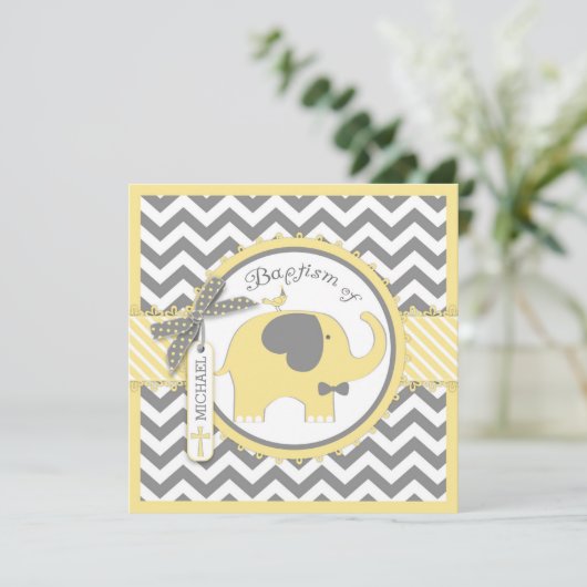 黄色い象のちょうネクタイのシェブロンのプリントの洗礼 招待状 (スタンド正面)