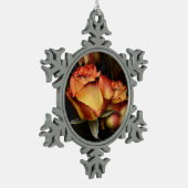 黄色い赤いバラ スノーフレークピューターオーナメント (左)