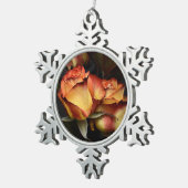 黄色い赤いバラ スノーフレークピューターオーナメント (右)