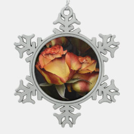 黄色い赤いバラ スノーフレークピューターオーナメント