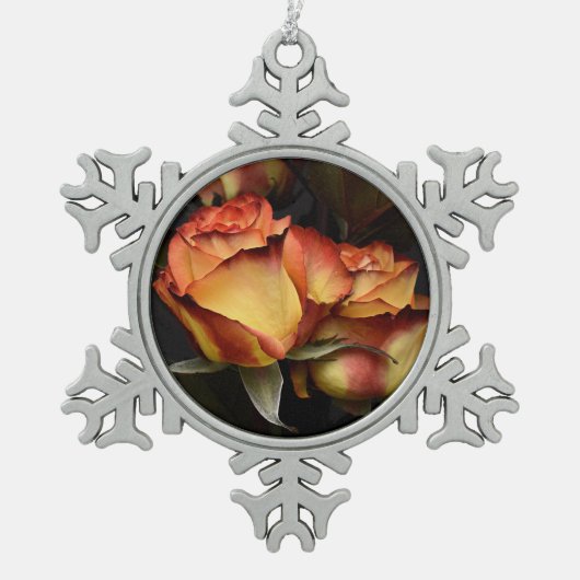 黄色い赤いバラ スノーフレークピューターオーナメント (正面)