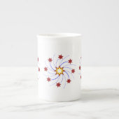 、黄色い赤い、花火の星の渦巻-白で青い ボーンチャイナマグカップ (正面)