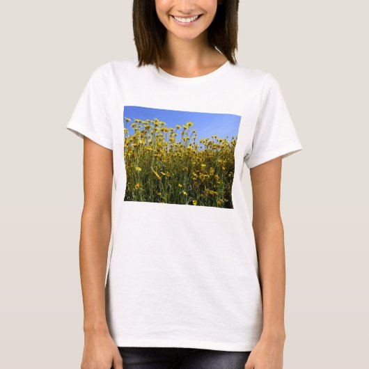 黄色い野の花の畑 Tシャツ (正面)