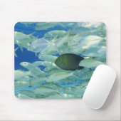 黄色い金魚を持つ黄色ストライプの外科の魚 マウスパッド (マウス)