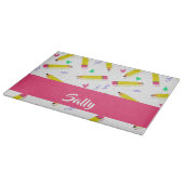 黄色い鉛筆と白いスクラブ カッティングボード (角)