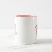 黄色い長靴を履いたかわいい子豚 ツートーンマグカップ (中央)