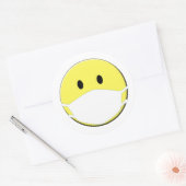 黄色い顔のマスクの着用 ラウンドシール (封筒)