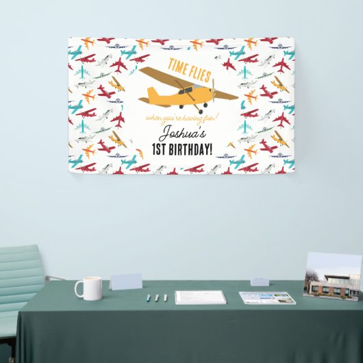 黄色い飛行機キッズ1st誕生日パーティータイムフライ 横断幕 (トレードショー)