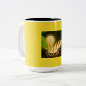 黄色い(昆虫)オオカバマダラ、モナークの黒および黄色 ツートーンマグカップ (正面左)