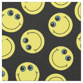 黄色いEmojiは黒で直面します ファブリック (クローズアップ)